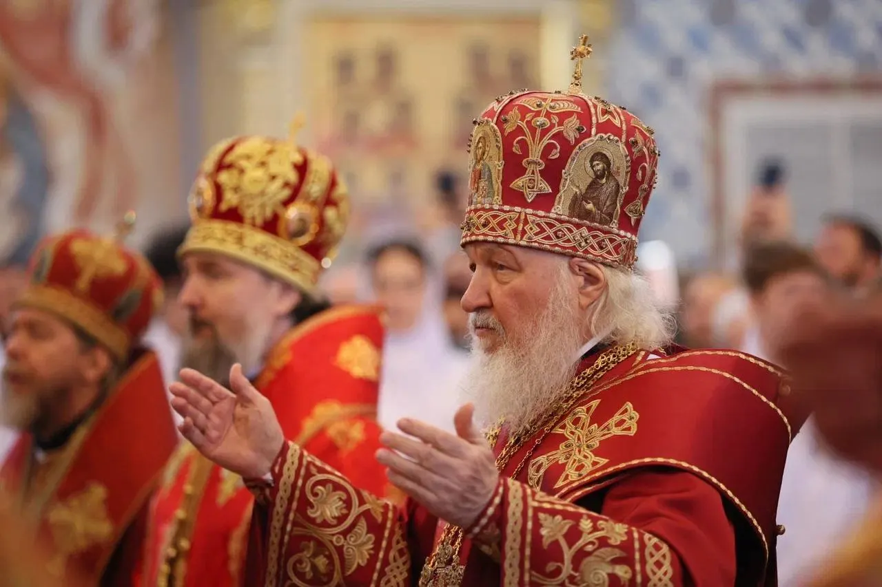 Патриарх Кирилл не посетил церемонию закладки крупнейшего храма в микрорайоне Юбилейный Краснодара. Перед возможным визитом полиция проверяла местных активистов, выступающих против строительства; власти заявляют, что храм должен стать «духовным центром для бойцов СВО».