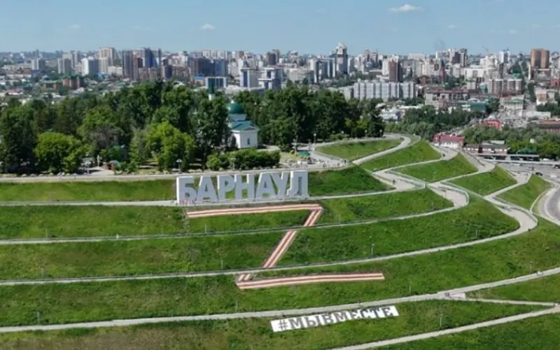 Муниципальное учреждение Барнаула разместило на сайте госзакупок контракт на демонтаж и замену баннеров с символикой, появившихся вскоре после начала полномасштабного вторжения; начальная сумма — 1,96 млн руб. Бюджет города на 2026 год принят с дефицитом более 1,3 млрд руб.