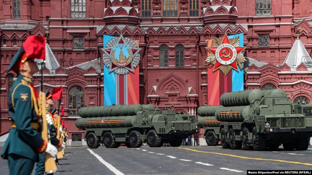 Минобороны сообщило, что на Красной площади 9 мая не будут задействованы колонны военной техники и воспитанники кадетских училищ; в эфире покажут пешие части и работу военнослужащих в зоне СВО.