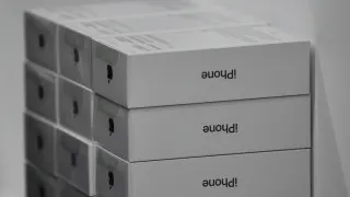 Крупные российские продавцы электроники накопили избыточные запасы премиальных смартфонов Apple и Samsung и вынуждены снижать цены до 30% из‑за падения спроса и экономии покупателей.