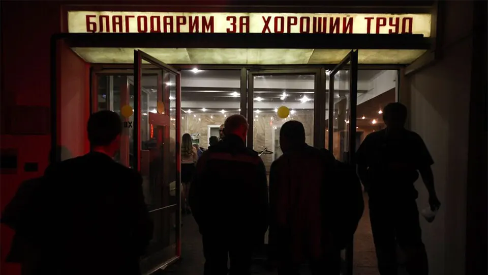К началу апреля под планируемые сокращения в бюджетном секторе попали свыше 105 тысяч человек по всей стране. Больше всего увольнений ожидается в Москве и ряде регионов, а причиной называют дефицит федерального и региональных бюджетов, цифровизацию и курс на повышение производительности труда.