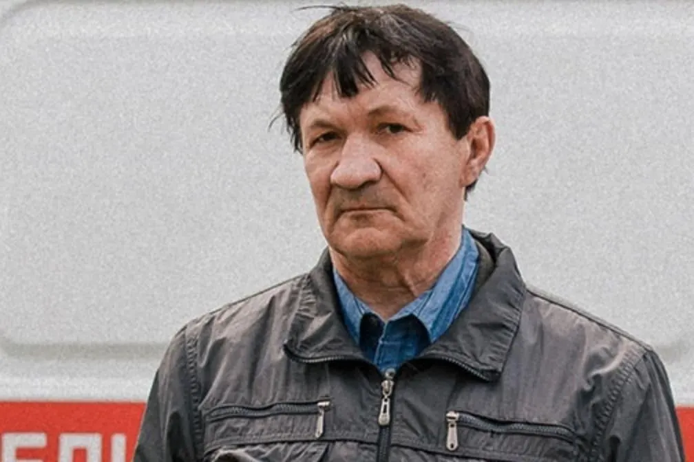 64‑летний активист умер в феврале — причиной назвали «сердце». Родственникам сообщили о смерти спустя несколько дней; ранее он жаловался на сильные боли и ожидал освобождения.