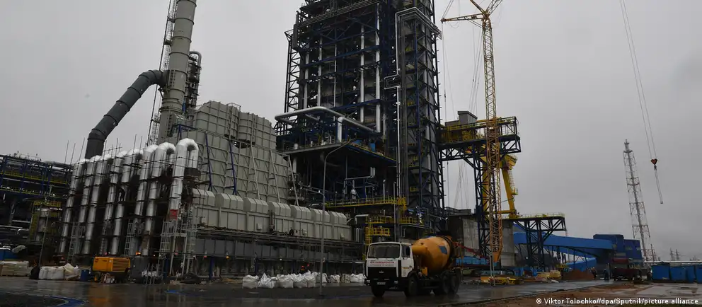 Мировые шоки — закрытие Ормузского пролива, удары по российским НПЗ и портах, перебои в транзите — одновременно повышают мировые цены на нефть и осложняют экспортную логистику для белорусской нефтепереработки. Эксперты считают, что выгода страны неочевидна: рост цен частично съедается проблемами с доставкой и снижением транзитных поступлений.