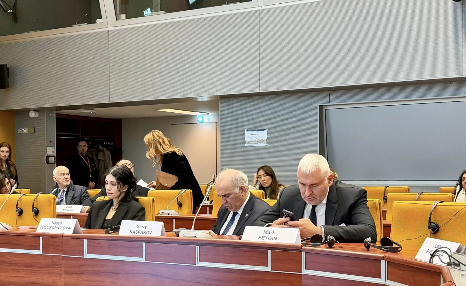 Лана Пылаева рассказала о прошедшей сессии ПАСЕ, о заинтересованности зарубежных политиков в диалоге и о том, что часть делегации не смогла приехать из‑за проблем с документами. Параллельно разгорелся скандал вокруг высказываний Руслана Кутаева и требований прекратить с ним сотрудничество.