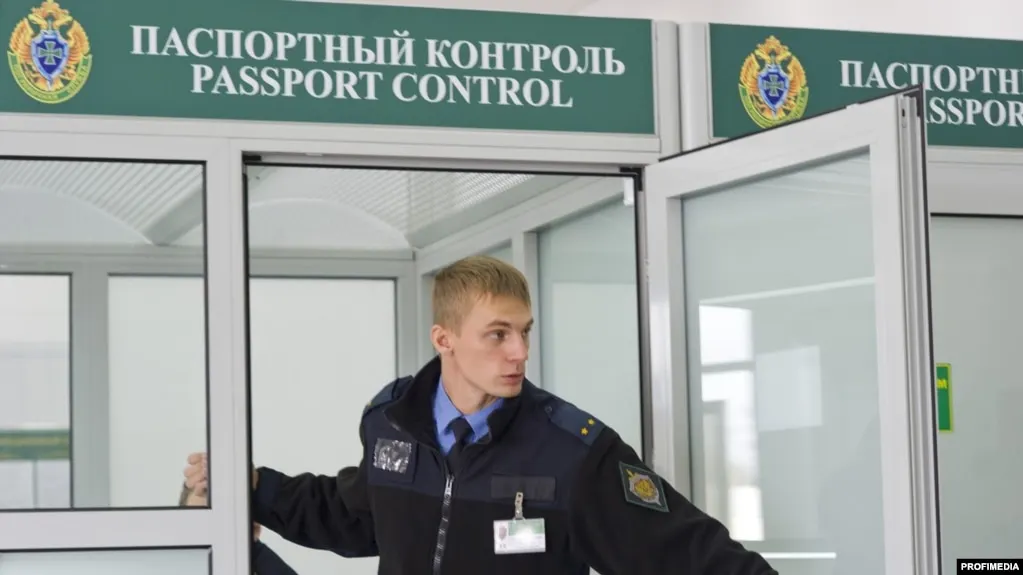 Бывший руководитель Российского экологического оператора (РЭО) и экс‑замминистра уехал из страны сразу после увольнения — источники связывают отъезд с уголовными делами, в материалах которых фигурируют сотрудники РЭО.