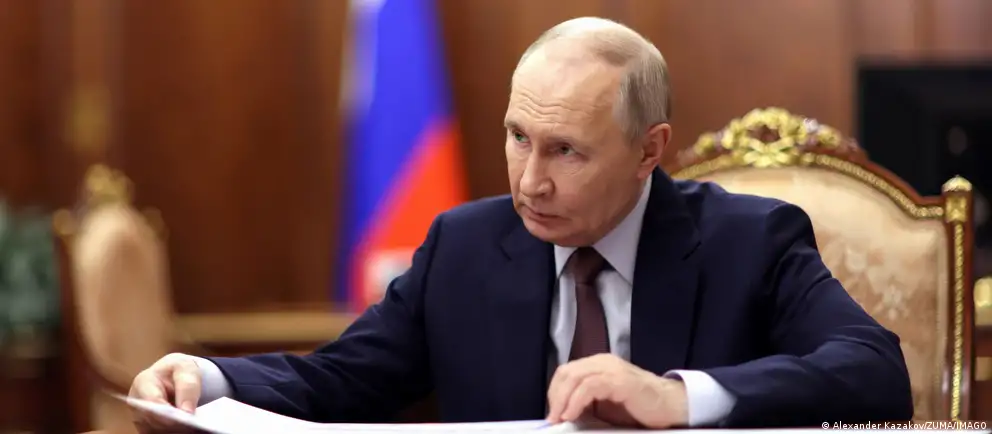 Новый закон меняет порядок антикоррупционного контроля: госслужащие будут отчитываться об общих семейных доходах, освобождаются от раскрытия добрачных доходов супругов, а сделки, совершённые до назначения на должность, выводятся из-под контроля государства.