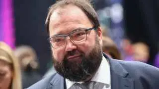 Компания «РТ Лабс», создавшая реестр электронных повесток и портал «Госуслуги», в 2025 году увеличила прибыль до 1,8 млрд рублей, а с начала 2026 года реестр начал полноценно работать, из‑за чего призывникам массово ограничивают выезд из России.