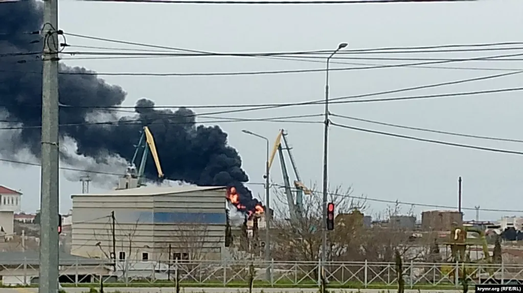 В ночь на 22 апреля украинские беспилотники атаковали военные объекты в районе порта Севастополя, а также пункты управления дронами в Курской и Харьковской областях, по данным сторон конфликта.