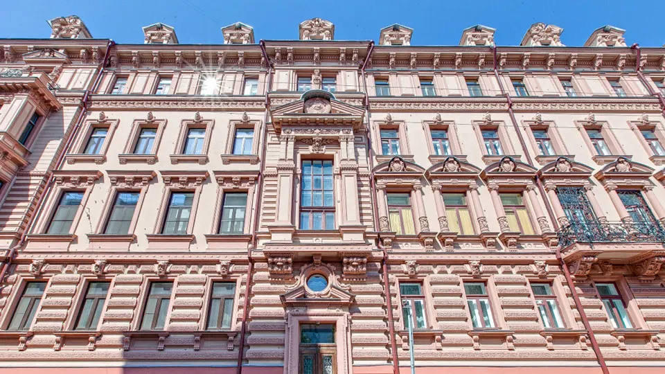 В Мещанском суде Москвы рассматривается уголовное дело в отношении бывшей вице‑президентки строительного холдинга Минобороны: её обвиняют в особо крупном мошенничестве при продаже исторического особняка в Романовом переулке. Подсудимая вину отрицает, имущество арестовано.