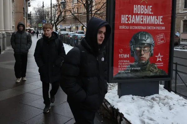 По данным источников, в дни 5, 7 и 9 мая в Москве могут ввести более жёсткие ограничения мобильной связи — вплоть до отключений, ограничений SMS и работы «белых списков». Ограничения затронут не только центр, но и территорию в пределах МКАД.