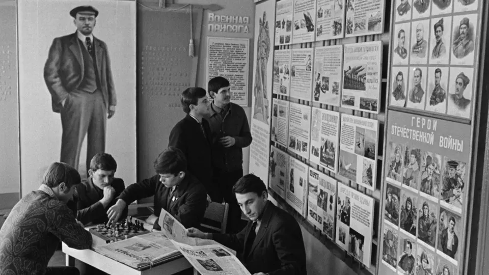 Айрат Гибатдинов призвал восстановить в учебных заведениях «ленинские комнаты» как площадки для воспитания патриотизма и противодействия западному влиянию. Параллельно в Госдуме обсуждают возрождение советской трехступенчатой системы воспитания.