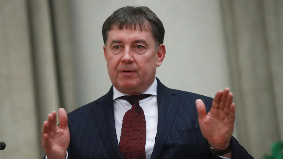 Мосгорсуд оставил в силе решение о национализации имущества бывшего председателя Совета судей России Виктора Момотова: у него и аффилированных лиц изъяли десятки участков, более 50 объектов недвижимости и сеть отелей Marton, которые, по данным Генпрокуратуры, были связаны с криминальными структурами и использовались для нелегального бизнеса.