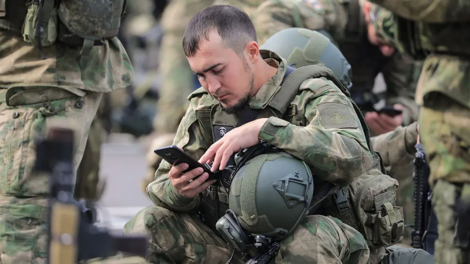 Несмотря на попытки перевести личную связь на государственные платформы и блокировки внешних сервисов, бойцы на передовой по-прежнему общаются в Telegram с помощью обходных методов; проблемы со связью и блокировки спутникового интернета усугубляют ситуацию.