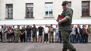 Минобороны подготовило поправки к закону о статусе военнослужащих, позволяющие проводить проверку на алкогольное опьянение прямо в воинских частях с использованием экспресс‑средств, без обязательной доставки в медучреждение.