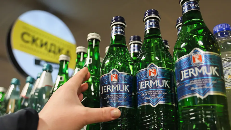Российские контролирующие органы временно остановили ввоз и сняли с продажи партии минеральной воды «Джермук» из‑за превышения содержания гидрокарбонатов, хлоридов и сульфатов. События происходят на фоне усиления политической напряжённости между Москвой и Ереваном.