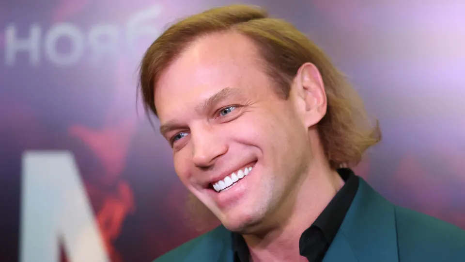 Следствие завершило расследование уголовного дела о мошенничестве при модернизации автомата АК‑12: вместо российских деталей, предусмотренных госконтрактом, были закуплены и контрабандой ввезены китайские комплектующие, задекларированные как метизы. Перед судом предстанут пять фигурантов, включая топ-менеджера концерна по закупкам и известного хореографа.