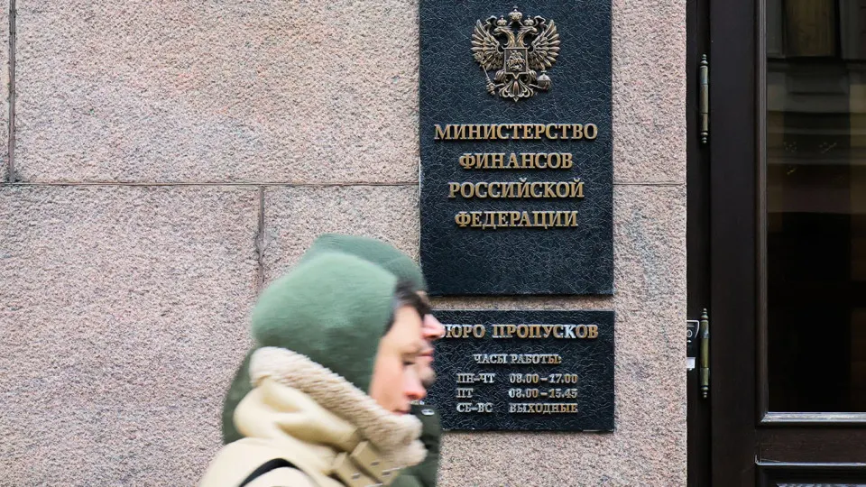 С мая Минфин снова начнет покупать валюту и золото по бюджетному правилу, используя дополнительную выручку от подорожавшей нефти для пополнения ФНБ и сглаживания влияния сырьевой конъюнктуры на рубль и бюджет.