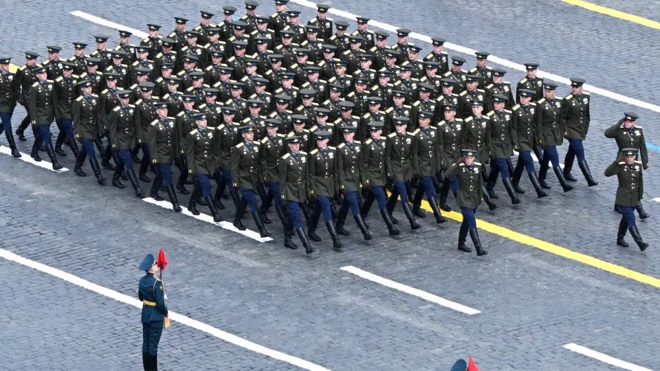 По данным источников, 9 мая на Красной площади может не быть военной техники: пройдут только марширующие колонны, число гостей сократят до сотен, а сама церемония займет меньше часа.