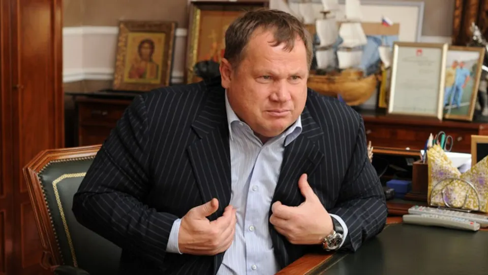 20‑летнему сыну депутата Пермской гордумы Пётру Плотникову предъявлены обвинения в участии в схеме телефонного мошенничества: он, по версии следствия, забирал у пенсионеров миллионы рублей наличными и передавал их кураторам.