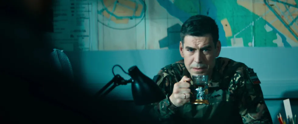 С 2022 года в России вышли десятки фильмов и сериалов о войне в Украине. Большинство картин демонстрируют штампы пропаганды, низкое качество производства и растущую обиду создателей на власть — при этом некоторые ленты превращаются в точку сборки для про‑военной культуры.