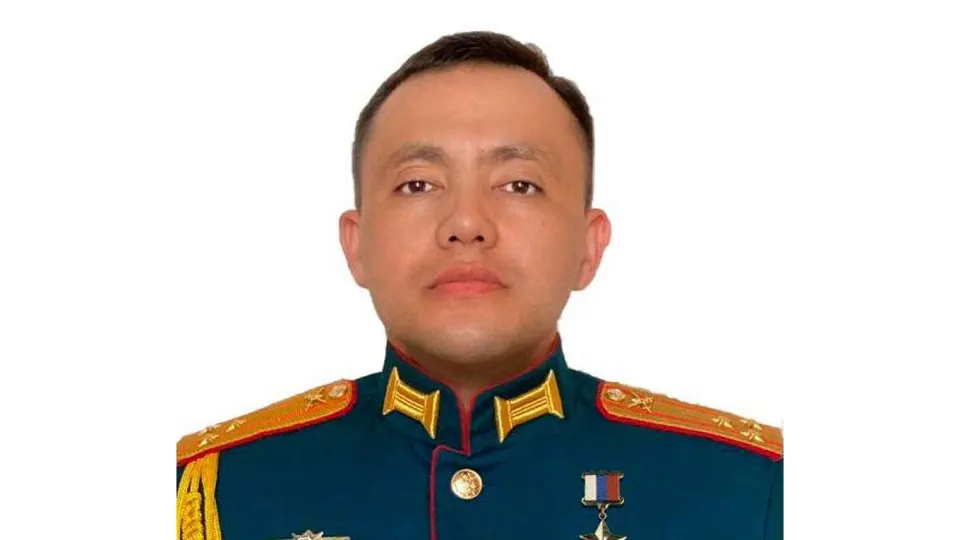 В военном гарнизоне села Князе-Волконское-1 в Хабаровском крае сработало взрывное устройство, в результате чего погиб командир батальона учебной связи. Состояние самого генерал-майора, против которого ранее выдвигались обвинения в преступлениях во время оккупации, пока неизвестно.