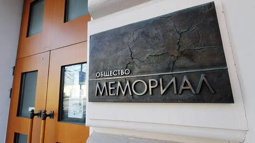 Сопредседатель «Мемориала» заявил, что по возвращении займётся возрождением организации. Более половины архива оцифровано и будет доступно исследователям, несмотря на риск новой волны репрессий.