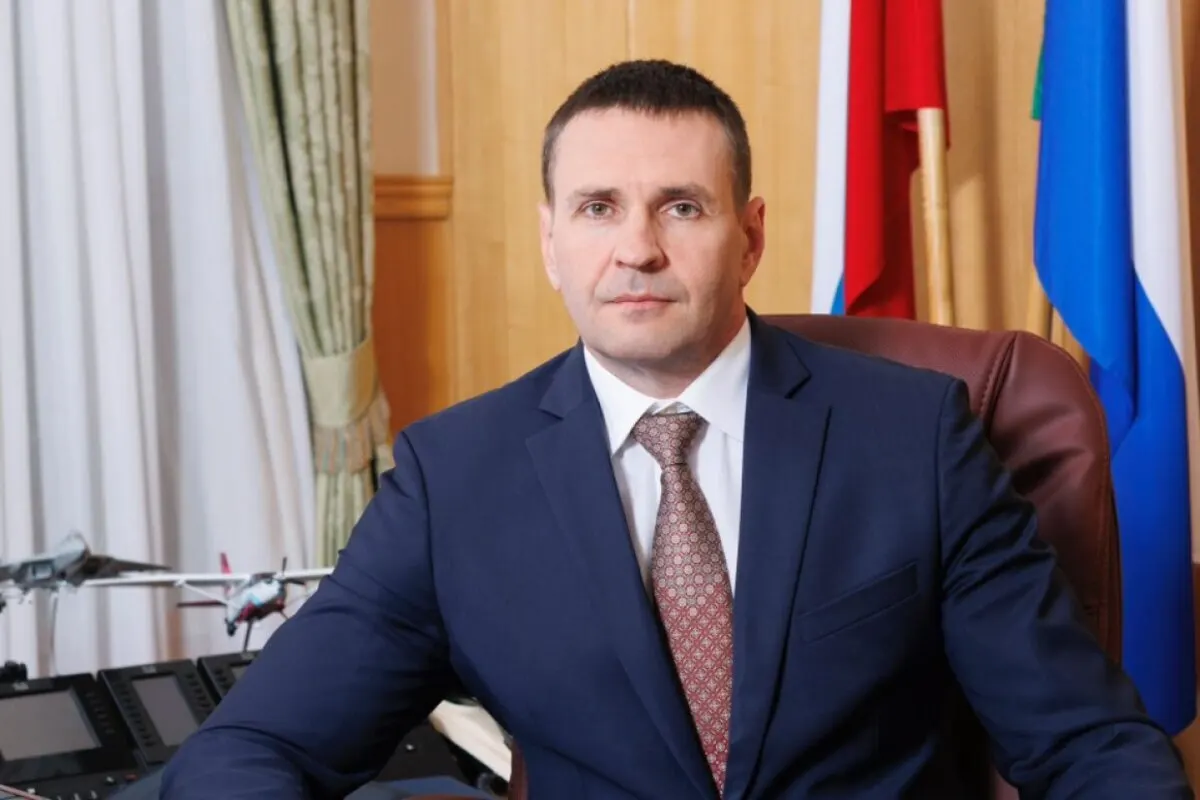 Дмитрий Демешин заявил, что предприятия, которые могли бы быстро поставить недостающие МРТ, сейчас задействованы в поддержке СВО, из‑за чего регион не выполняет федеральный норматив и жители вынуждены ездить за обследованиями или оплачивать платные услуги.