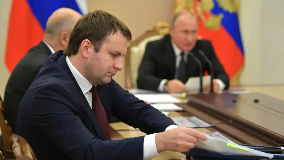 Помощник президента по экономике заявил, что падение ВВП объясняется дефицитом ресурсов и кадров, медленным внедрением технологий и другими факторами; Центробанк прогнозирует рост 0,5–1,5%.