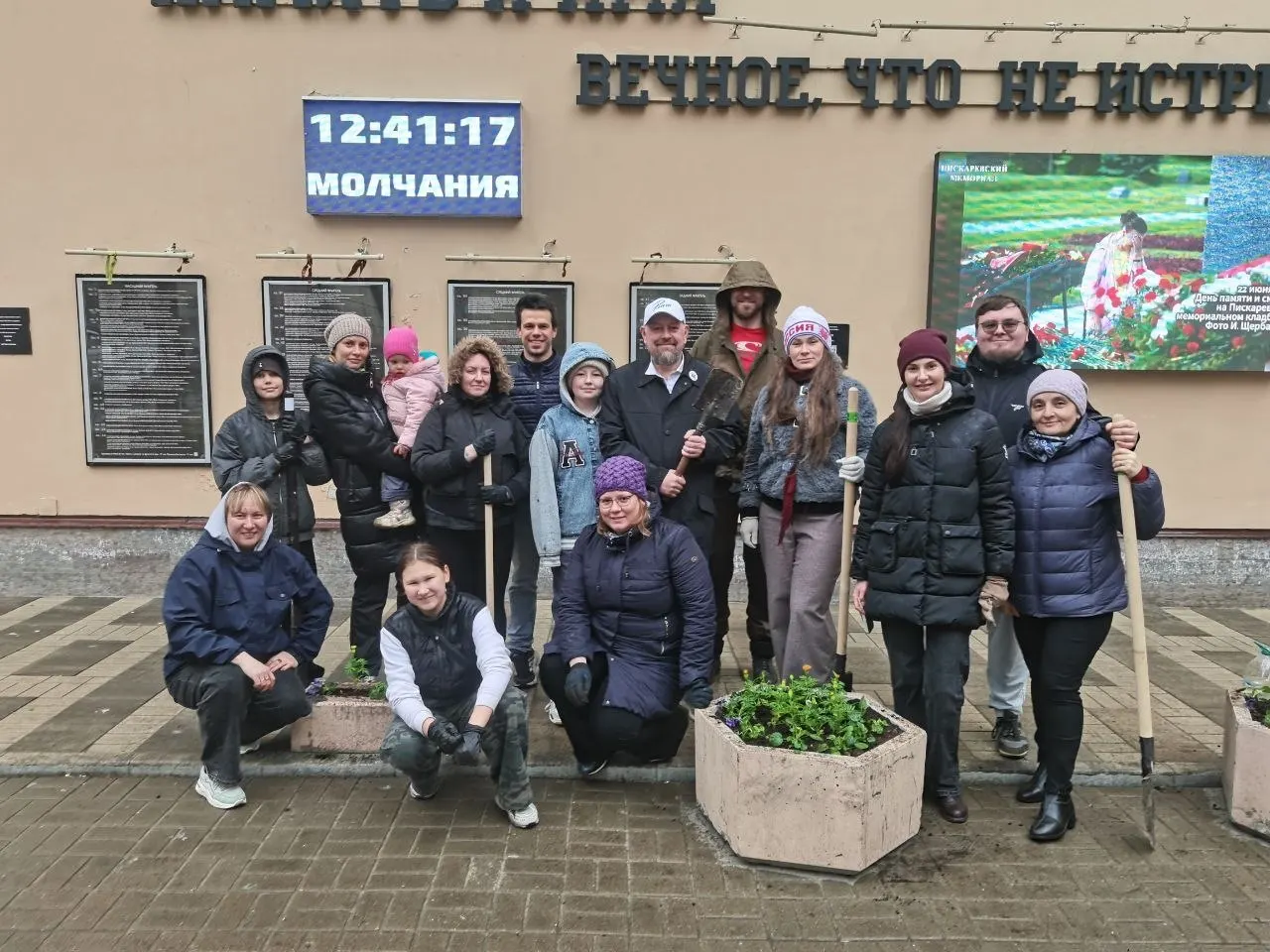 Во всех районах Петербурга прошёл традиционный общегородской субботник: горожане высаживали деревья и кустарники, наводили порядок у мемориалов и в парках, школьники выпускали рыбу в водоёмы.