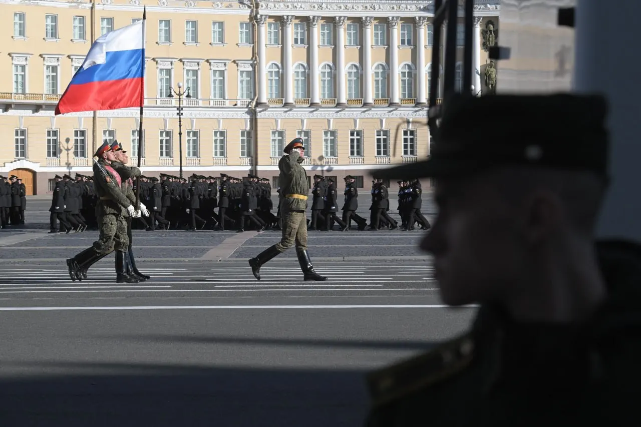 После совещания с губернатором власти пересмотрели план приглашений на парад: с Дворцовой площади планируют отправить лишь сотни приглашений. Очно ли пройдёт «Бессмертный полк», решат за несколько дней. В Минобороны подтвердили, что в Москве парад пройдёт без колонны техники.