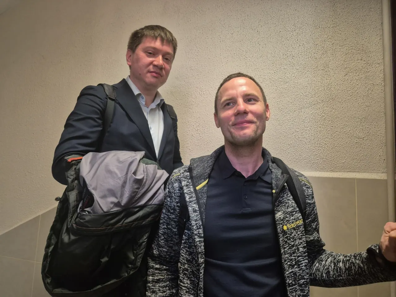 Юристу Никите Сорокину позвонили из полиции и пригласили для составления протокола; при отказе прийти ему, по словам Сорокина, грозили принудительным доставлением и обвинением в неповиновении. Ленинский суд ранее вернул протокол полиции из‑за нарушений; параллельно против него инициированы два административных дела о «дискредитации» армии.