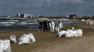 У побережья Туапсе в Черном море зафиксировано нефтяное загрязнение после атаки украинских беспилотников: площадь пятна оценивается в 10 тысяч квадратных метров, разлив локализуют боновыми заграждениями и судами-нефтесборщиками, одновременно продолжается тушение пожара на морском терминале.