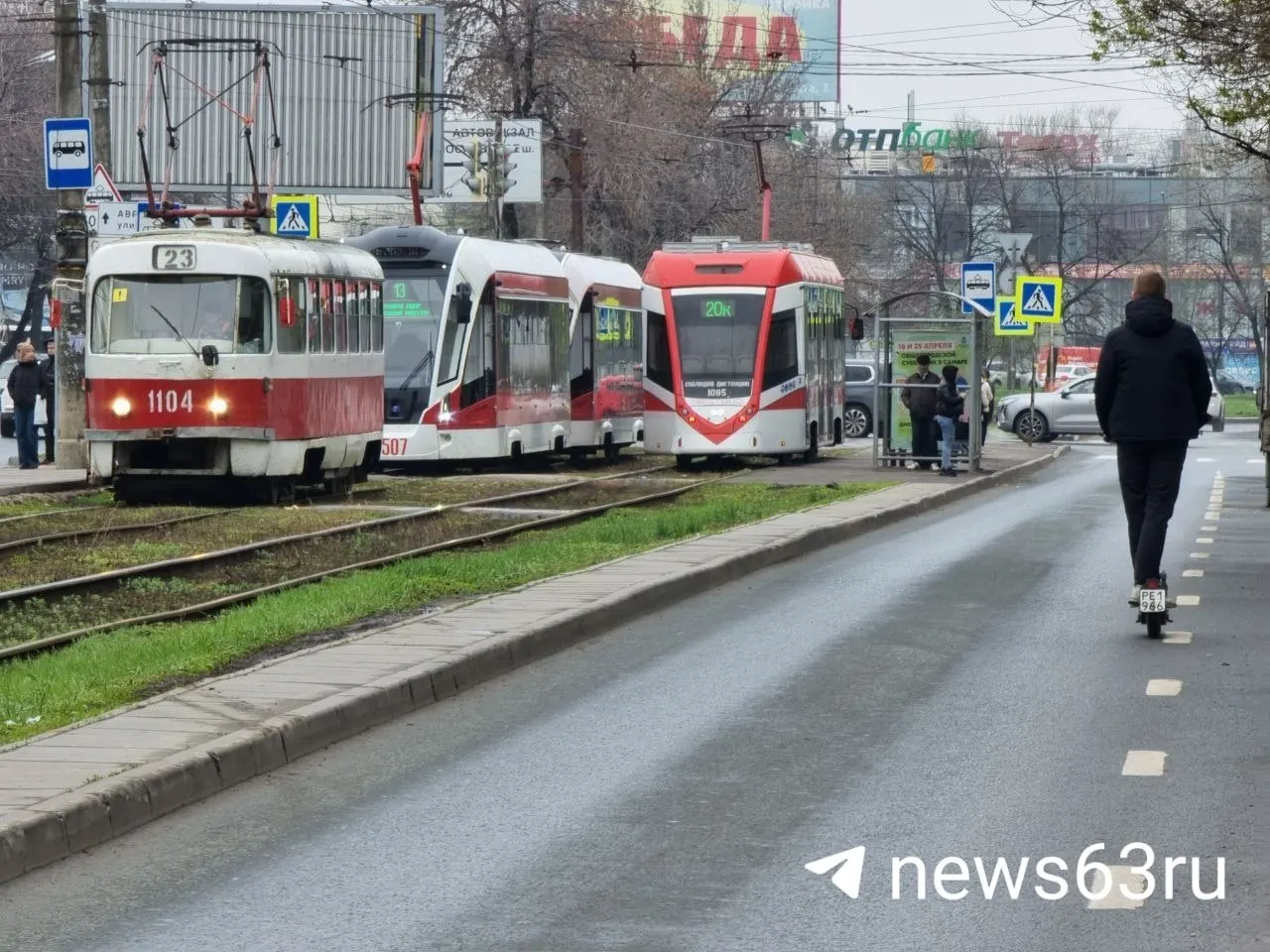В Самаре по сигналу «Ракетная опасность» на час прекратилось движение всего наземного общественного транспорта, из‑за чего цены на такси резко выросли. Водители действовали по инструкциям городского департамента транспорта, пассажиров высаживали на ближайших остановках и направляли в укрытия.