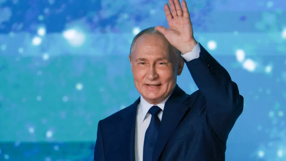 Президент Владимир Путин заявил, что даже при ограничениях мобильного интернета должны бесперебойно работать госуслуги, платежные системы и сервисы записи к врачу, и поручил проработать механизм их защиты.