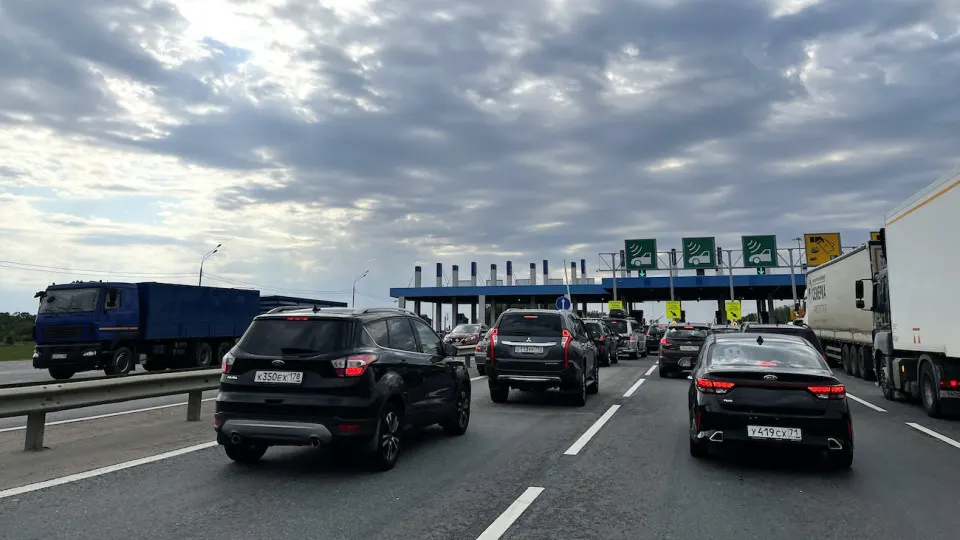 Гендиректор Центра организации дорожного движения заявил, что современные камеры способны фиксировать скорость с точностью до 1 км/ч. Обсуждается снижение нештрафуемого порога с 20 км/ч до 2–3 км/ч — мера, которая может снизить смертность на дорогах, но одновременно увеличит поступления от штрафов в бюджет.
