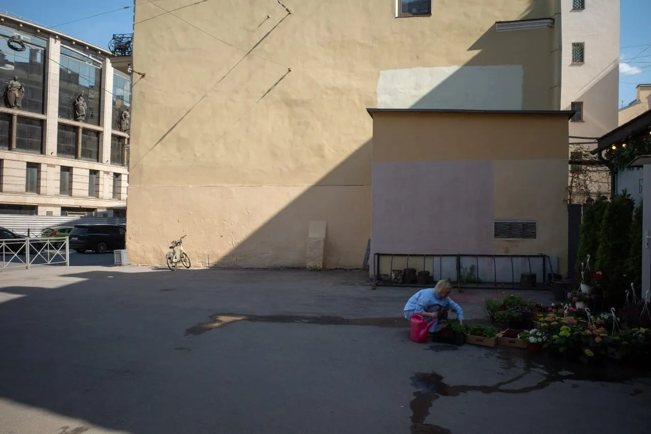 Краткий обзор: в Петербурге отменили фестиваль, планируют благоустроить сквер в Репино и отправили под стражу человека по делу о насилии в отношении представителя власти; в мире — попадание дрона в озеро в Латвии и новые сведения о жертвах удара в Луганской области.