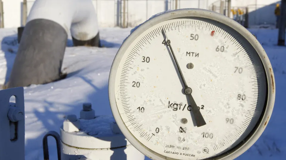 В макропрогнозе Минэкономразвития предусмотрено снижение цены газа по «Силе Сибири» для Китая до $223,9 за тысячу м³ — самой низкой отметки с 2021 года, а также пересмотрены вниз прогнозы экспортных объёмов в дальнее зарубежье.