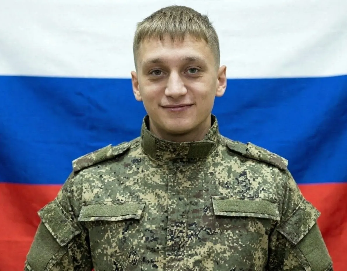 23‑летний Валерий Аверин заключил контракт с Минобороны в январе 2026 года, прошёл обучение операторов БПЛА и погиб 6 апреля под Луганском — это первый подтверждённый случай гибели студента, набранного по новой кампании вербовки.