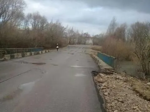 Паводковая ситуация улучшается: через мост у деревни Валищево восстановлено движение транспорта в Рыбновском округе.