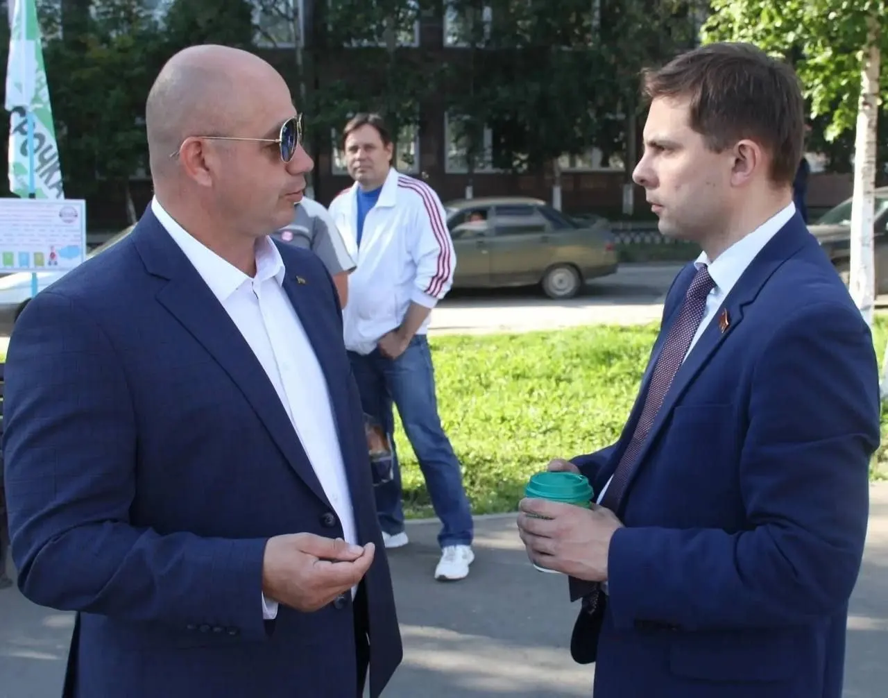 Несколько телеграм‑каналов перед выборами распространили утверждения о связи одного из убитых подозреваемых с депутатом Госдумы от КПРФ. Депутат отрицает знакомство и называет кампанию попыткой дискредитации.