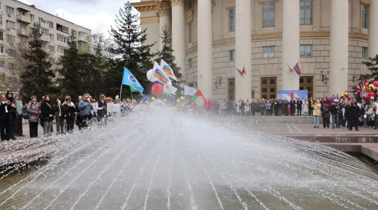 У ДК Профсоюзов состоялся короткий праздничный митинг: поздравления, детские стихи и один танцевальный номер — основная часть заняла около десяти минут, после чего людей пригласили на концерт.