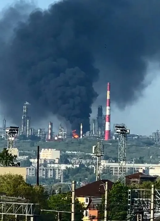 Ночью атакованы объекты в Самарской и Белгородской областях: в Сызрани подтверждены две погибшие, в Белгородской области — трое пострадавших; Минобороны сообщает о перехвате 121 БПЛА.