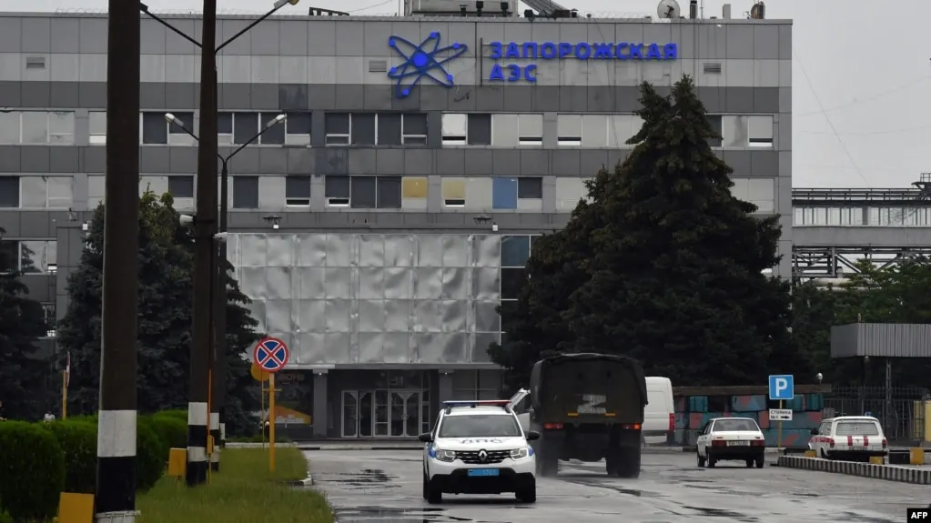 Эксперты Международного агентства по атомной энергии прибыли на Запорожскую АЭС для проверки повреждений после удара по энергоблоку №6; стороны взаимно обвиняют друг друга в обстрелах объекта.