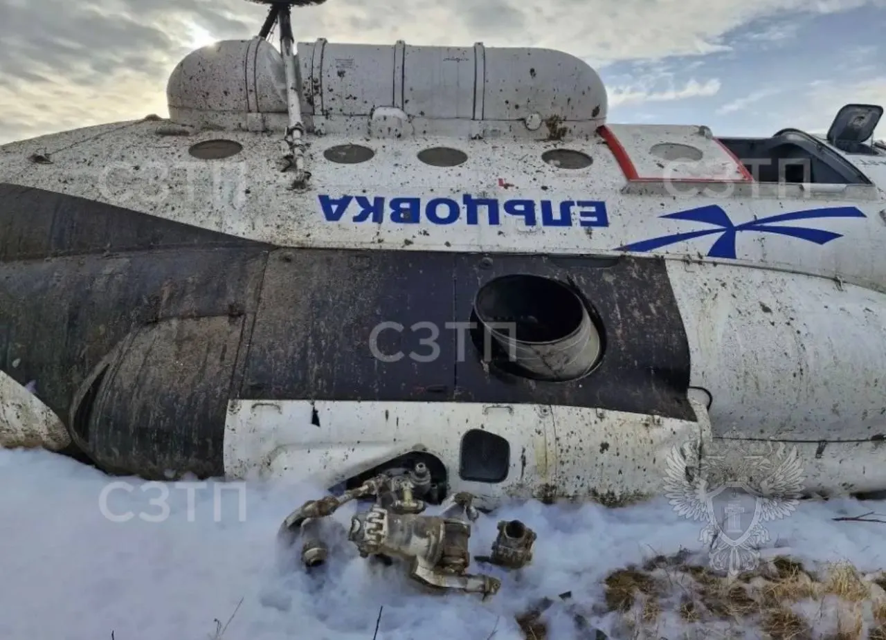 Частный вертолёт, следовавший за вахтовиками в Ненецкий автономный округ, совершил жёсткую посадку в Усинске. Из 24 человек на борту пострадали десять. На месте работают спасатели, причины устанавливаются.