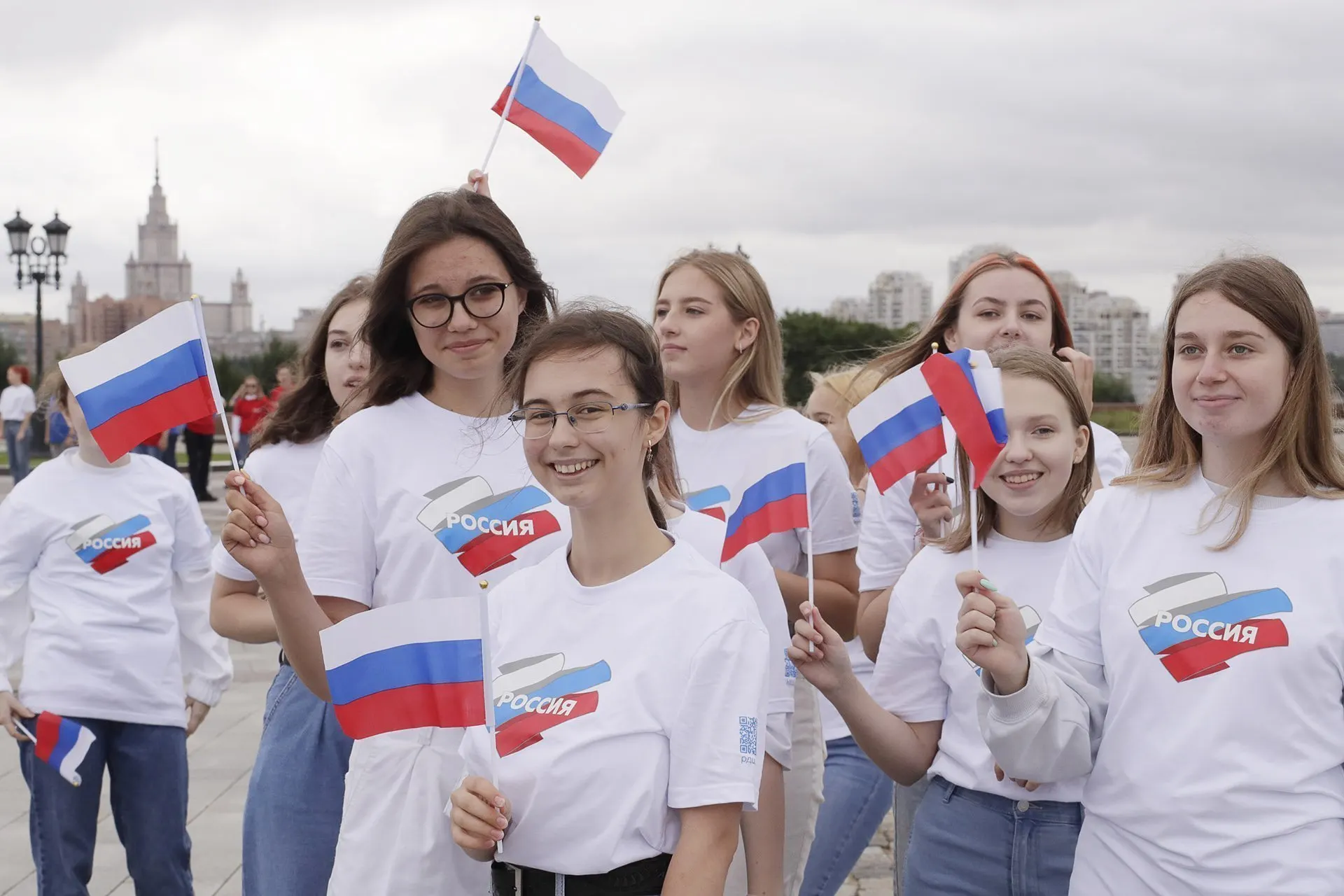 Бюджет одного федерального проекта на 2025–2030 годы вырастет до сотен миллиардов рублей, но эксперты ставят под сомнение методики подсчёта охватов и эффективности: статистика учитывает «участия», а не уникальных людей, и сложные индексы смешивают несопоставимые показатели.