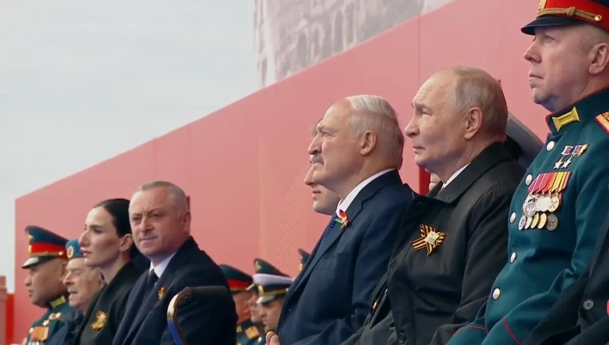 Во время парада Победы президент назвал праздник «священным», поблагодарил советский народ за вклад в разгром нацизма и отметил, что рядом с ветеранами на трибуне оказался участник «специальной военной операции».