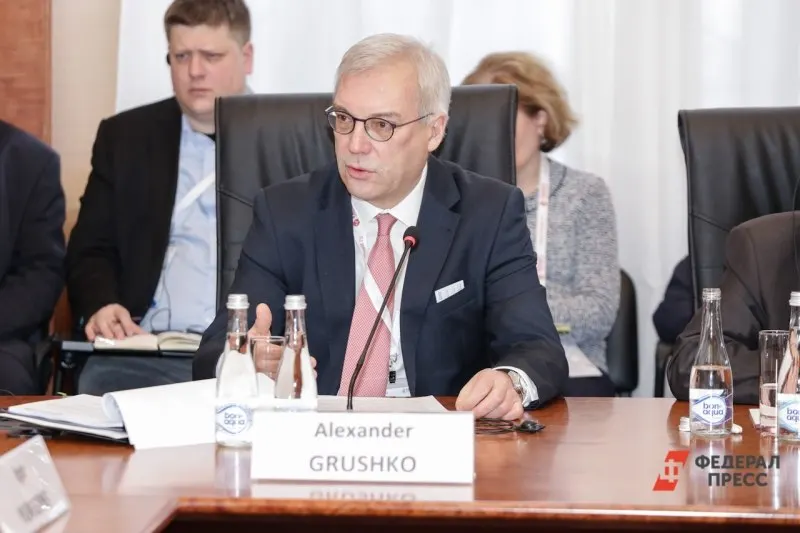 Замминистра иностранных дел Александр Грушко предупредил, что любые попытки НАТО блокировать Калининградскую область или применять силу против эксклава повлекут серьёзные последствия для альянса. По его словам, риск захвата региона равён нулю, а военная активность в Балтийском море растёт.