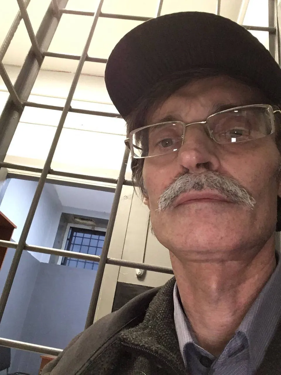 Суд в Петрозаводске оштрафовал руководителя фракции «Яблоко» Дмитрия Рыбакова по статье о демонстрации экстремистской символики — ему назначили штраф в 1 тысячу рублей. Посты 2020 года, на которые ссылается протокол, отсутствуют на странице политика.