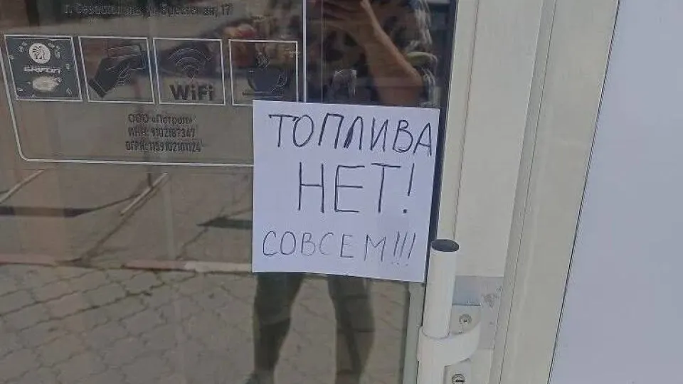 В аннексированном Крыму с 31 мая вводятся талоны на бензин марки АИ‑95, приоритет предоставят коммунальному и социальному транспорту; на АИ‑92 установлен лимит розничной продажи — не более 20 литров на одно транспортное средство. Меры объясняют перебоями в поставках после ударов по НПЗ и проблемами логистики.
