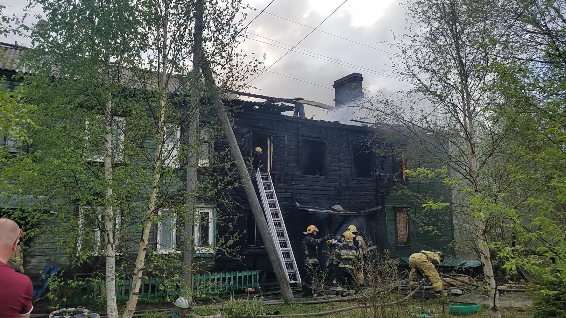 В Архангельске загорелся аварийный дом: огонь повредил кровлю и квартиры на площади около 200 кв. м. Пожар потушен, пострадавших нет, эвакуировались девять человек. Причина устанавливается.